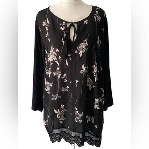 Rose& Olive Floral top size 1X black white